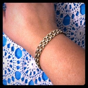 🌺 Vintage Gold-Tone Metal Bracelet